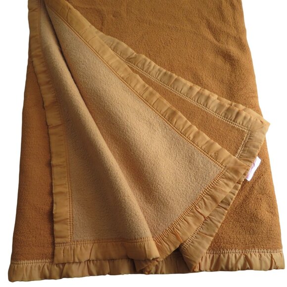 Vintage Belgian Made Acrylic Blanket Gold Tone Queen Satin Trim by The Broadway - Picture 12 of 12